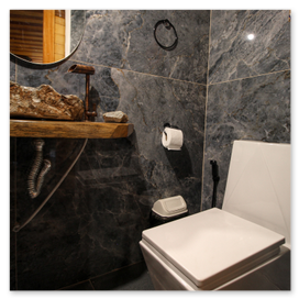 Banheiro com ducha quente e amenities