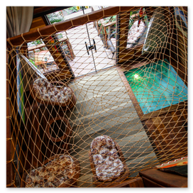 Piscina com hidromassagem e deck ensolarado