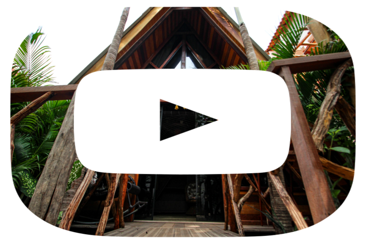 Miniatura de vídeo com ícone de play sobre a piscina