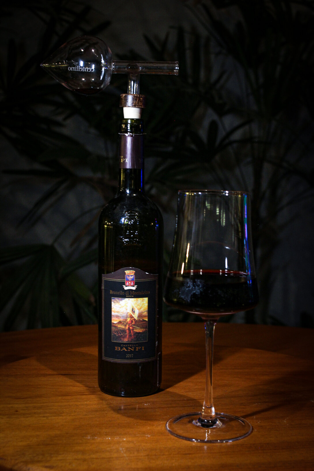 Taças de vinho e sucos naturais no bar do restaurante