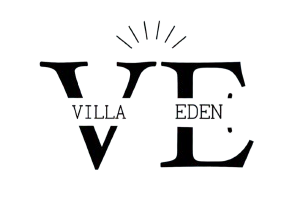 Lobby acolhedor com plantas e luz natural na Villa Éden