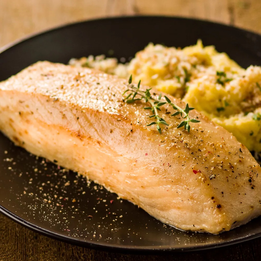 Filhote grelhado com purê de mandioca e ervas