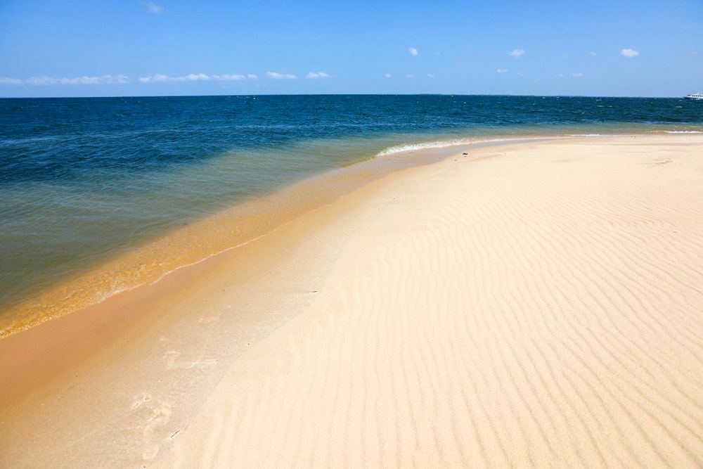 Praia de areia branca e água azul do rio Tapajós em Alter do Chão