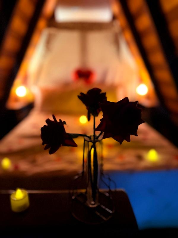 Rosas e velas na cabana da Villa Éden — decoração romântica para lua de mel em Alter do Chão